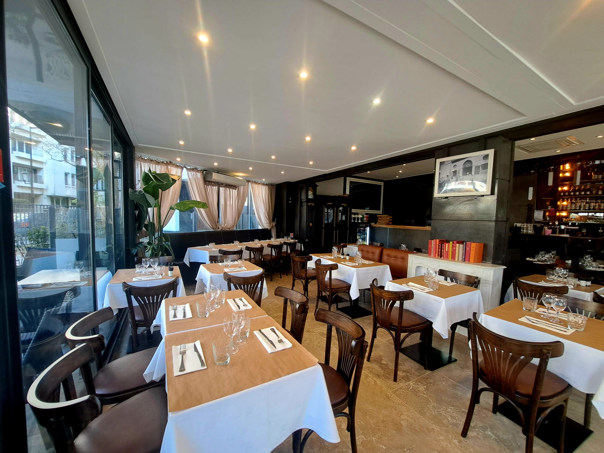 Ambiance des tables et décoration du restaurant